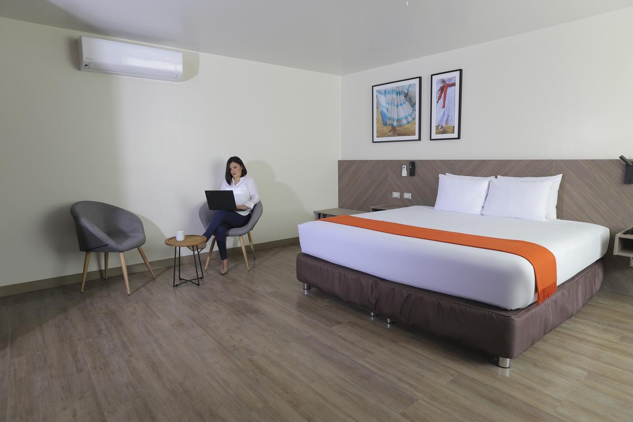 Casa Andina Standard Trujillo Plaza Hotel Bagian luar foto